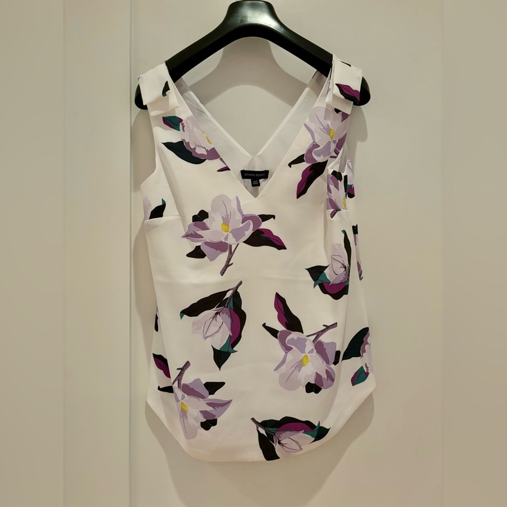 NWT Banana Republic Floral V-neck sleeveless top in XS, White & Purple.